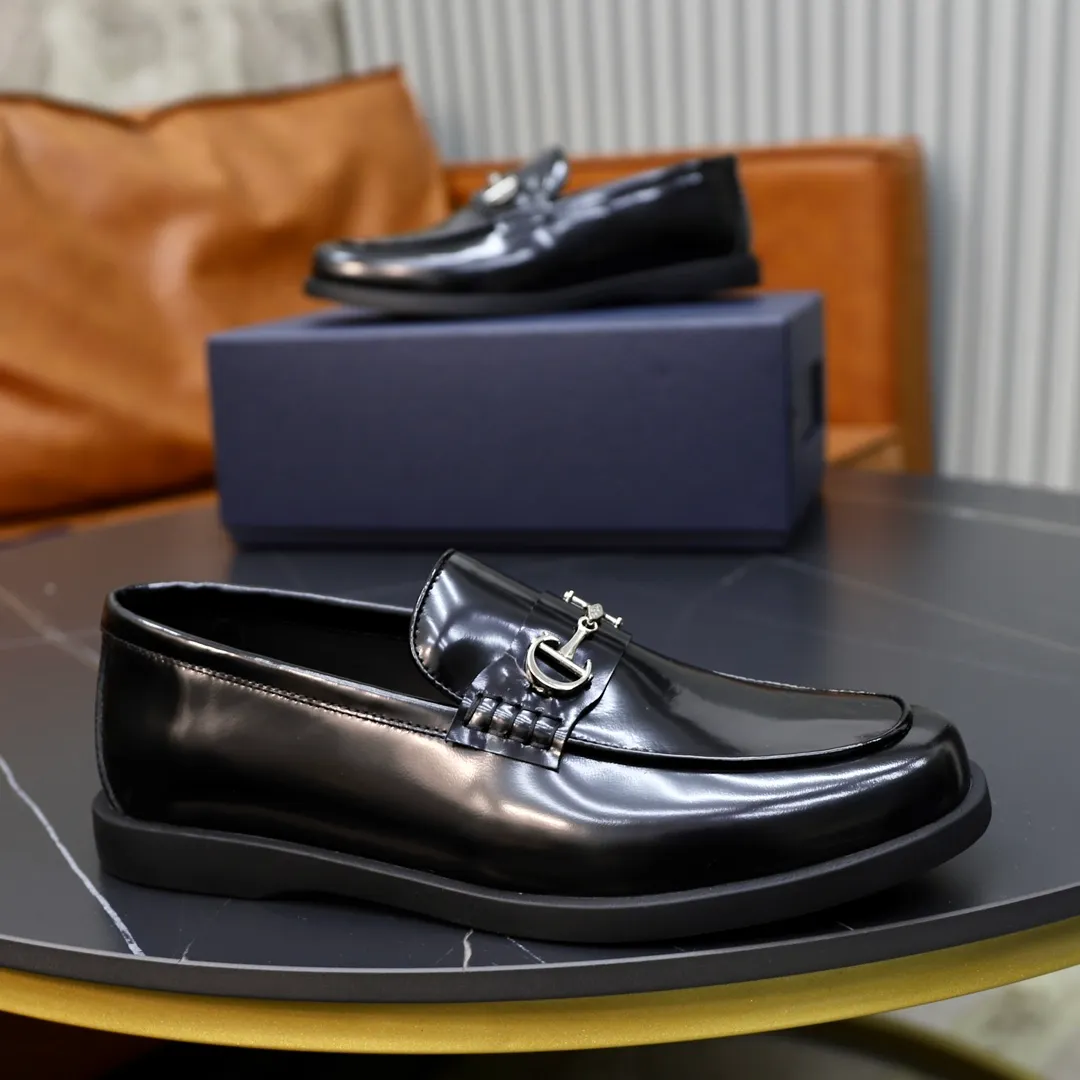 Ex-factory price: 540🙅‍♂️🙅‍♂️🙅‍♂️ Brand: Dior DIOR Standard code: Men's code 38/44 (45 can be customized) Grade: Same as the official website Material: Original cowhide stitching, cowhide lining, original TPU wear-resistant soft outsole Style categories: Leisure and sports version, footwear for driving, young fashion, European and American trends, British style Color: actual picture color
